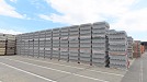 成形・検査を終えた製品は包装され、出荷を待つ。