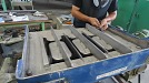 レコムシステムの金型。大型の空洞を持つ擁壁用ブロック独特の形状が見られた。
