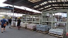 玉砂利「バラストM」。近年は木製パレットに加え、樹脂製パレットも導入されている。