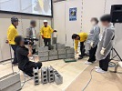国家資格を持つブロック建築技能士が組み積みについて説明します。 国家資格を持つブロック建築技能士が組み積みについて説明します。